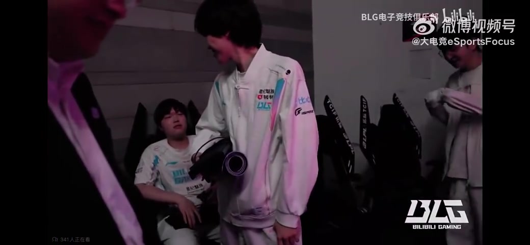 又霸凌了是吧！Bin：ON别挡我镜头！再挡我踢你了