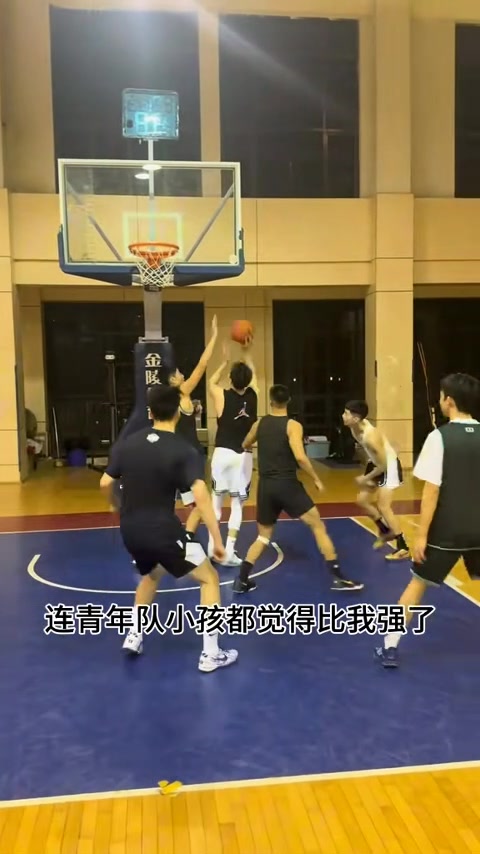 耿直boy🤣网友评郭艾伦运球像开倍速 本尊回复视频就是开了倍速